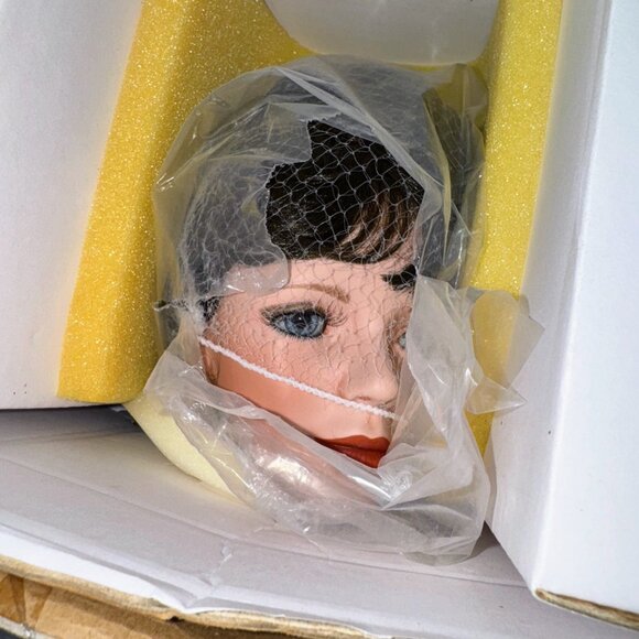 Jackie Chimpsky Exclusively Yours Designer Doll Sarah 98/400 - Picture 2 of 8